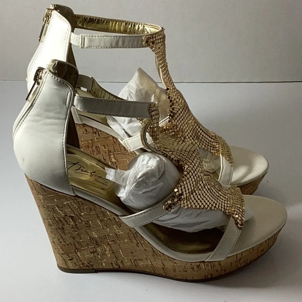 Thalia Sodi chic gold